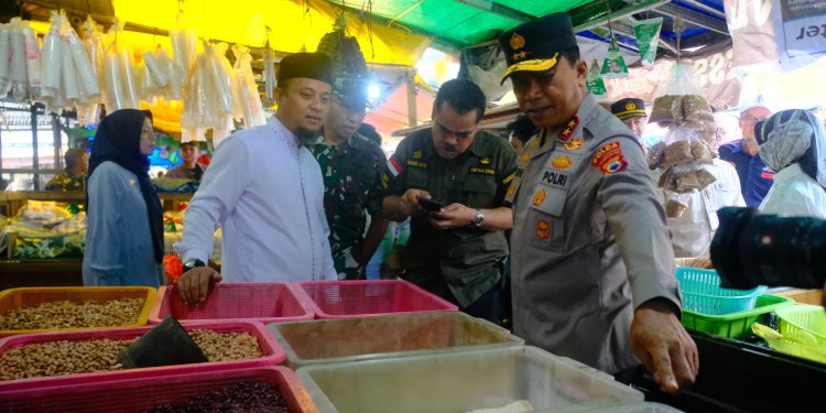 Kapolda Sulsel Bersama Gubernur Sulsel Melakukan Pemantauan Harga ke Pasar dan Distributor Sembako