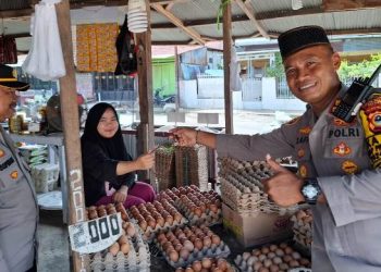 Kapolres Palopo, AKBP Safi’i Nafsikin memantau harga sembako di Pasar Andi Tadda, Kota Palopo