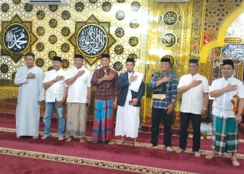 Kapolres Palopo, AKBP Safi’i Nafsikin, bersama para pejabat utama (PJU) Polres Palopo melaksanakan shalat Isya dan Tarawih berjamaah di Masjid Hidayatul Ikhlas Polres Palopo