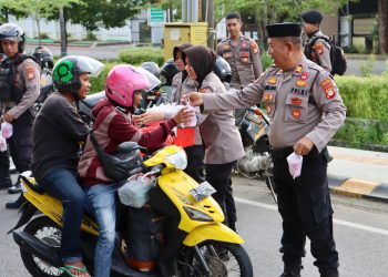Polres Takalar Gelar Bakti Sosial, Sat Samapta dan Polwan Bagikan Takjil kepada Pengendara