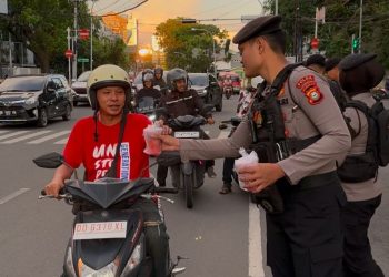 Berbagi Berkah Bulan Ramadhan, Patroli Perintis Presisi Dit Samapta Polda Sulsel Berbagi Takjil Untuk Masyarakat