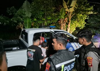 Respon Cepat Polres Toraja Utara Bantu Antar Seorang Ibu yang akan Melahirkan ke Rumah Sakit