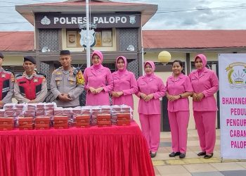 Kapolres Bersama Ketua Cabang Bhayangkari Gelar Kegiatan Berbagi Takjil