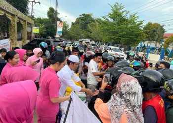 Dalam rangka menyemarakkan bulan suci Ramadhan 1446 H, Satuan Intelkam Polres Palopo bersama Pengurus Bhayangkari Cabang Palopo menggelar aksi sosial berupa pembagian takjil kepada masyarakat