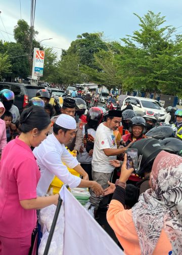 Dalam rangka menyemarakkan bulan suci Ramadhan 1446 H, Satuan Intelkam Polres Palopo bersama Pengurus Bhayangkari Cabang Palopo menggelar aksi sosial berupa pembagian takjil kepada masyarakat