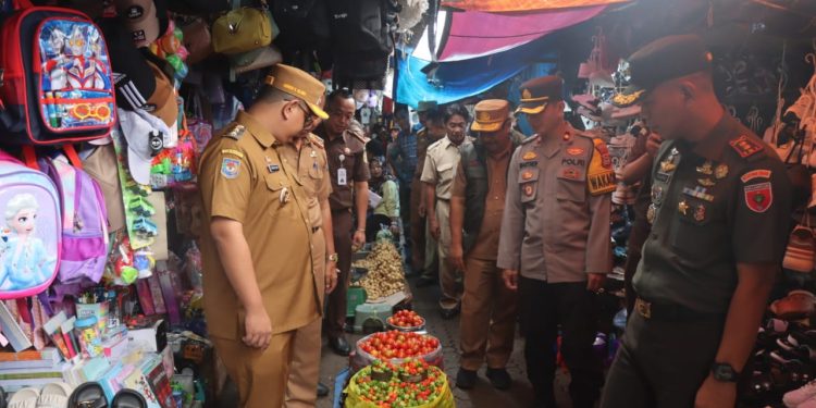 Jaga Stabilitas Harga Pangan, Wakapolres Toraja Utara Sidak Pasar Bersama Forkopimda
