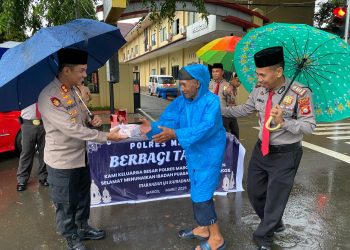 Kapolres Maros Bagi Takjil di Tengah Hujan, Sapa Warga yang Berpuasa