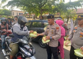 Polres Palopo Gelar Pembagian Takjil untuk Warga yang Melintas