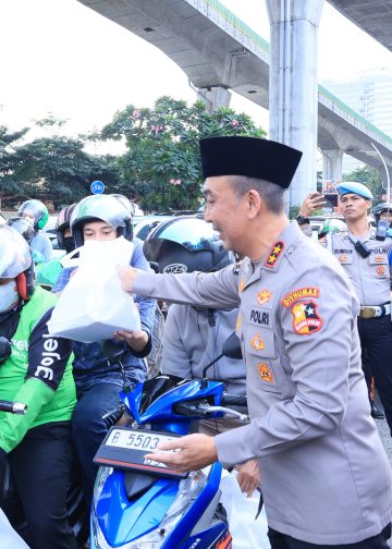 Polri dan Media Bersinergi Berbagi Takjil Serentak di Seluruh Indonesia