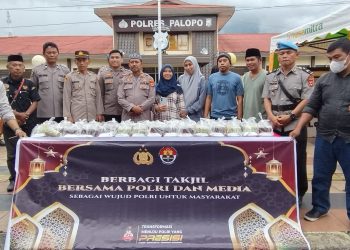 Polres Palopo bersama awak media se-Kota Palopo bagi-bagi takjil kepada masyarakat yang melintas di depan Mako Polres Palopo