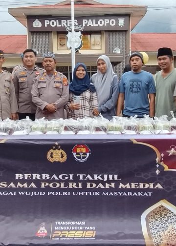 Polres Palopo bersama awak media se-Kota Palopo bagi-bagi takjil kepada masyarakat yang melintas di depan Mako Polres Palopo