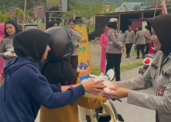 Menjaga kwalitas kebersamaan serta meningkatkan kepedulian, para Srikandi Polres Palopo menggelar Bagi – bagi takjil di jalan dan buka bersama.