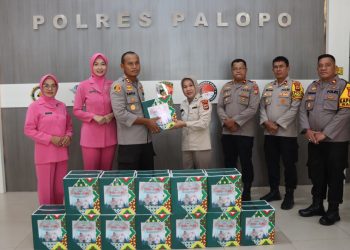 Dalam rangka menyambut bulan suci Ramadan dan Idul Fitri 1446 H, Kapolres Palopo AKBP Safi’i Nafsikin menyerahkan bingkisan lebaran kepada personel Polres Palopo, Polsek jajaran, serta awak media