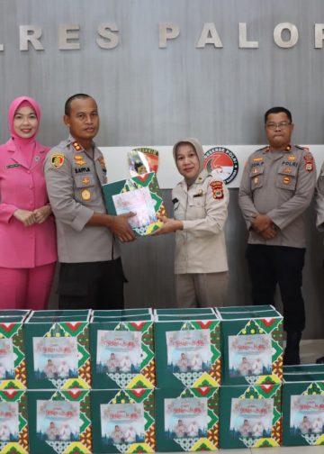 Dalam rangka menyambut bulan suci Ramadan dan Idul Fitri 1446 H, Kapolres Palopo AKBP Safi’i Nafsikin menyerahkan bingkisan lebaran kepada personel Polres Palopo, Polsek jajaran, serta awak media