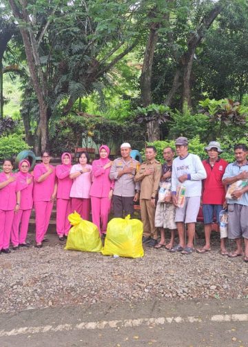 Kapolres Palopo bersama Bhayangkari dan Personel Beri Sembako ke Pekerja di TPA