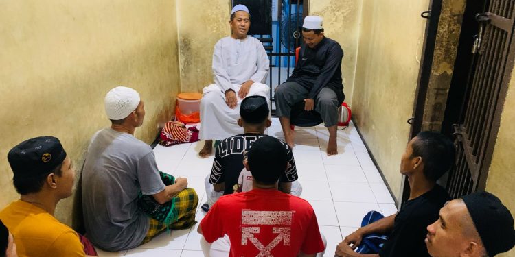Dalam rangka meningkatkan pembinaan rohani bagi para tahanan, Polres Palopo menggelar ibadah berjamaah di ruang tahanan