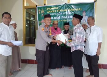 Kapolres Palopo Serahkan Zakat Fitrah Ke Warga Kurang Mampu