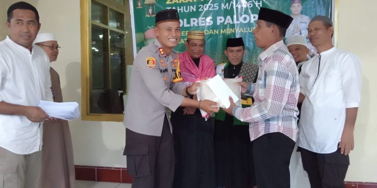 Kapolres Palopo Serahkan Zakat Fitrah Ke Warga Kurang Mampu