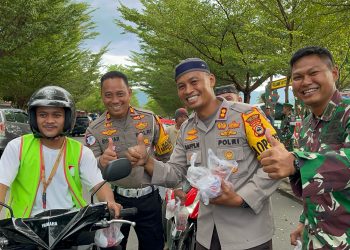Dalam rangka mempererat sinergitas antara TNI dan Polri di bulan suci Ramadan 2025, Polres Palopo bersama Kodim 1403 Palopo melakukan pembagian takjil dan iftar atau buka puasa bersama