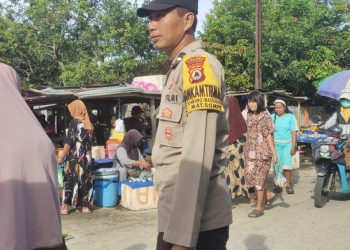 Bhabinkamtibmas Desa Mattombong Dan Massulowalie Laksanakan Pengaturan Lalu Lintas Dan Imbauan Kamtibmas Di Pasar Tradisional