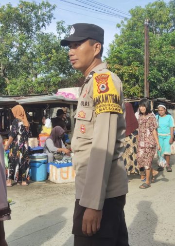 Bhabinkamtibmas Desa Mattombong Dan Massulowalie Laksanakan Pengaturan Lalu Lintas Dan Imbauan Kamtibmas Di Pasar Tradisional