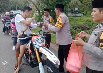 Dalam semangat berbagi di bulan suci Ramadan, Kapolsek Wara Utara bersama Ketua Bhayangkari Ranting Polsek Wara Utara berbagi takjil kepada masyarakat