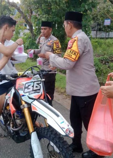 Dalam semangat berbagi di bulan suci Ramadan, Kapolsek Wara Utara bersama Ketua Bhayangkari Ranting Polsek Wara Utara berbagi takjil kepada masyarakat