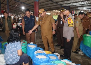 Jaga Stabilitas Harga Pangan, Wakapolres Toraja Utara Sidak Pasar Bersama Forkopimda