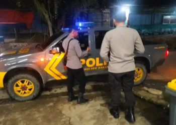Antisipasi Gangguan Malam Hari, Polsek Baraka Polres Enrekang Lakukan Patroli Blue Light