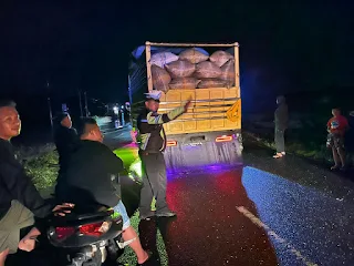 Personil Satlantas Polres Soppeng Atur Arus Lalu Lintas di Lokasi Banjir
