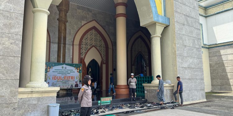 Langkah Lembut, Tugas Mulia : Polwan Polres Luwu Amankan Sholat Jumat