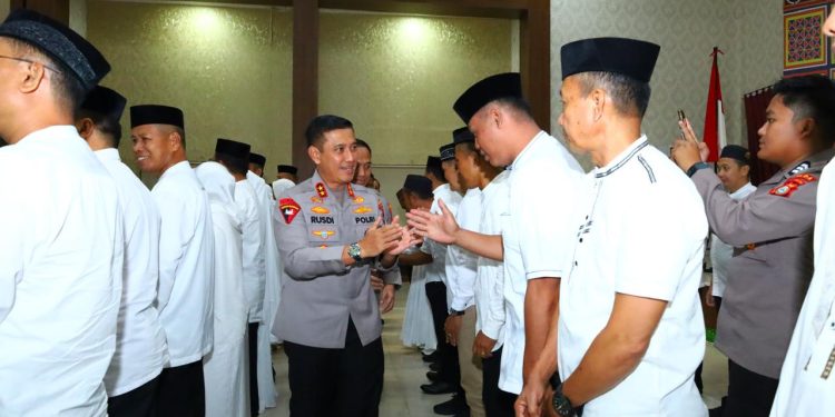 Kapolda Sulsel Hadiri Manasik Haji dan Pelepasan Jamaah Calon Haji Personel Polda Sulsel beserta Keluarga Tahun 1446 H/2025 M