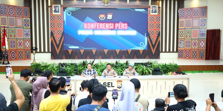 Polda Sulsel Gelar Konferensi Pers Terkait Kasus Penipuan Online, 40 Terduga Pelaku Diserahkan oleh Kodam XIV Hasanuddin