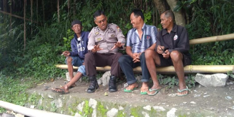 Lewat Kegiatan Sambang, Bhabinkamtibmas Polsek Makale Sampaikan Imbauan Kamtibmas di Makale Utara