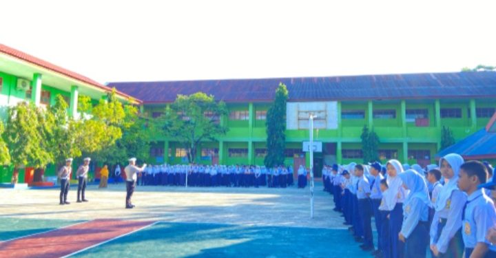 Kanit Regident Selayar Pimpin Apel Pagi di SMP 1, Beri Motivasi kepada Siswa sebagai Generasi Penerus