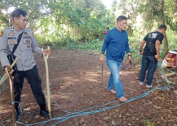 Personel Polsek Wara Utara secara sigap melaksanakan pembubaran praktik judi sabung ayam