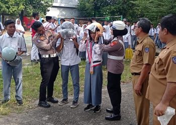 Maknai Hari Kartini Tahun 2025, Sat Lantas Polres Parepare Berbagi Helm Pelindung Kepala, Harapkan Generasi Cerdas Sadar Hukum