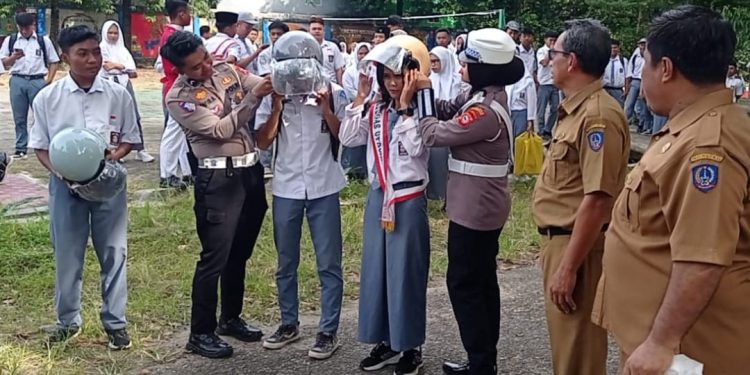 Maknai Hari Kartini Tahun 2025, Sat Lantas Polres Parepare Berbagi Helm Pelindung Kepala, Harapkan Generasi Cerdas Sadar Hukum