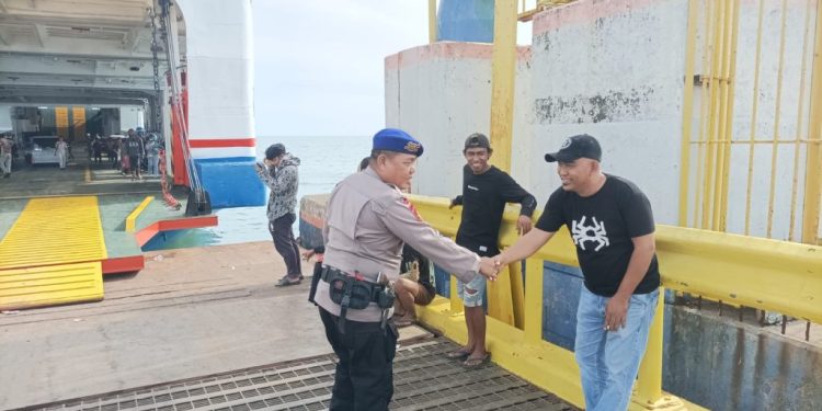 Jaga Keamanan Di Pelabuhan, Personel Satpolairud Polres Bone Lakukan Pengamanan