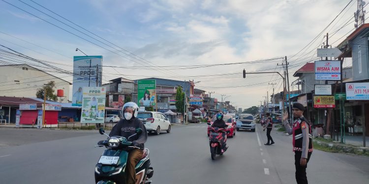 Polres Luwu Hadir Kawal Ketertiban Lalu Lintas Sejak Pagi