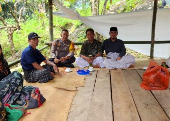 Bhabinkamtibmas Hadir di Tengah Adat, Pastikan Rambu Solo’ Berlangsung Aman dan Tertib