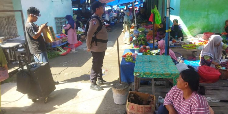 Bhabinkamtibmas Patroli dan Sampaikan Pesan Kamtibmas di Pasar Leppangang