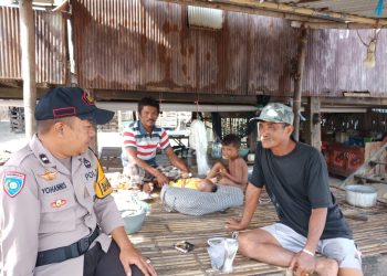 Bhabinkamtibmas Kelurahan Langnga Sambangi Warga Pesisir, Imbau Waspada Gelombang Laut