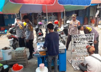 Kapolsek Mattiro Bulu Pimpin Patroli dan Sambang di Pasar Kariango