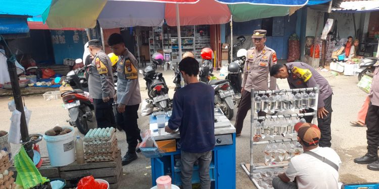 Kapolsek Mattiro Bulu Pimpin Patroli dan Sambang di Pasar Kariango