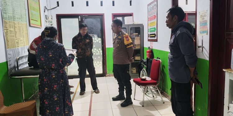 Respon Cepat Polsek Mengkendek Redam Aksi Massa dan Evakuasi Pria Tak Dikenal ke Puskesmas