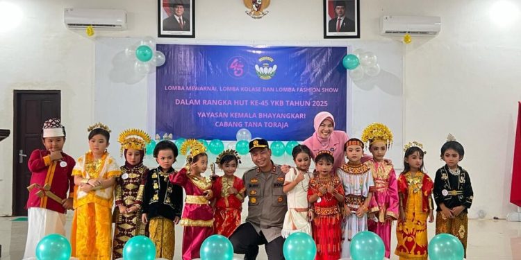 Meriahkan HUT Bhayangkari Ke 45, Kapolres Tator Bersama Ibu Ketua Bhayangkari Gelar Lomba