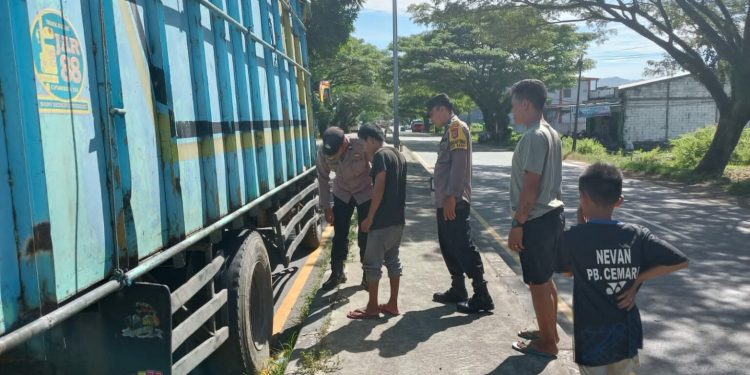Cegah Laka Lantas Akibat Truck Yang Rusak Di Jalan, Personil Polsek Segeri Pasang Water Benner