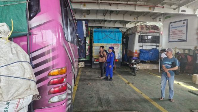 Sebagai Upaya Menciptakan Situasi Yang Kondusif, Personil Satpolairud Polres Bone Lakukan Pengamanan Penyeberangan