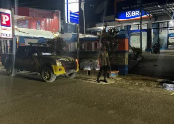 Hindari Gangguan Kamtibmas Pada Malam Hari, Personel Polsek Baraka Laksanakan Patroli Blue Light